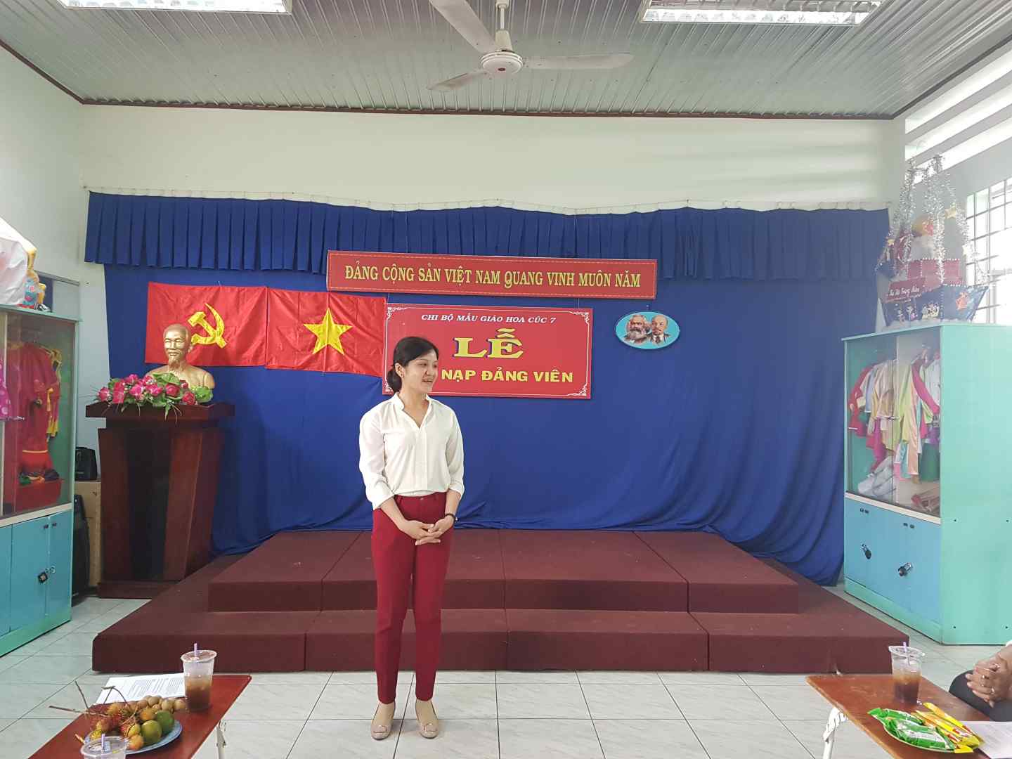 Đồng chí Trần Thị Minh Hải - Đảng ủy viên, đại diện Ban thường vụ BCH Đảng ủy Phường Bình Hòa lên phát biểu ý kiến chỉ đạo trong buổi lễ kết nạp Đảng.