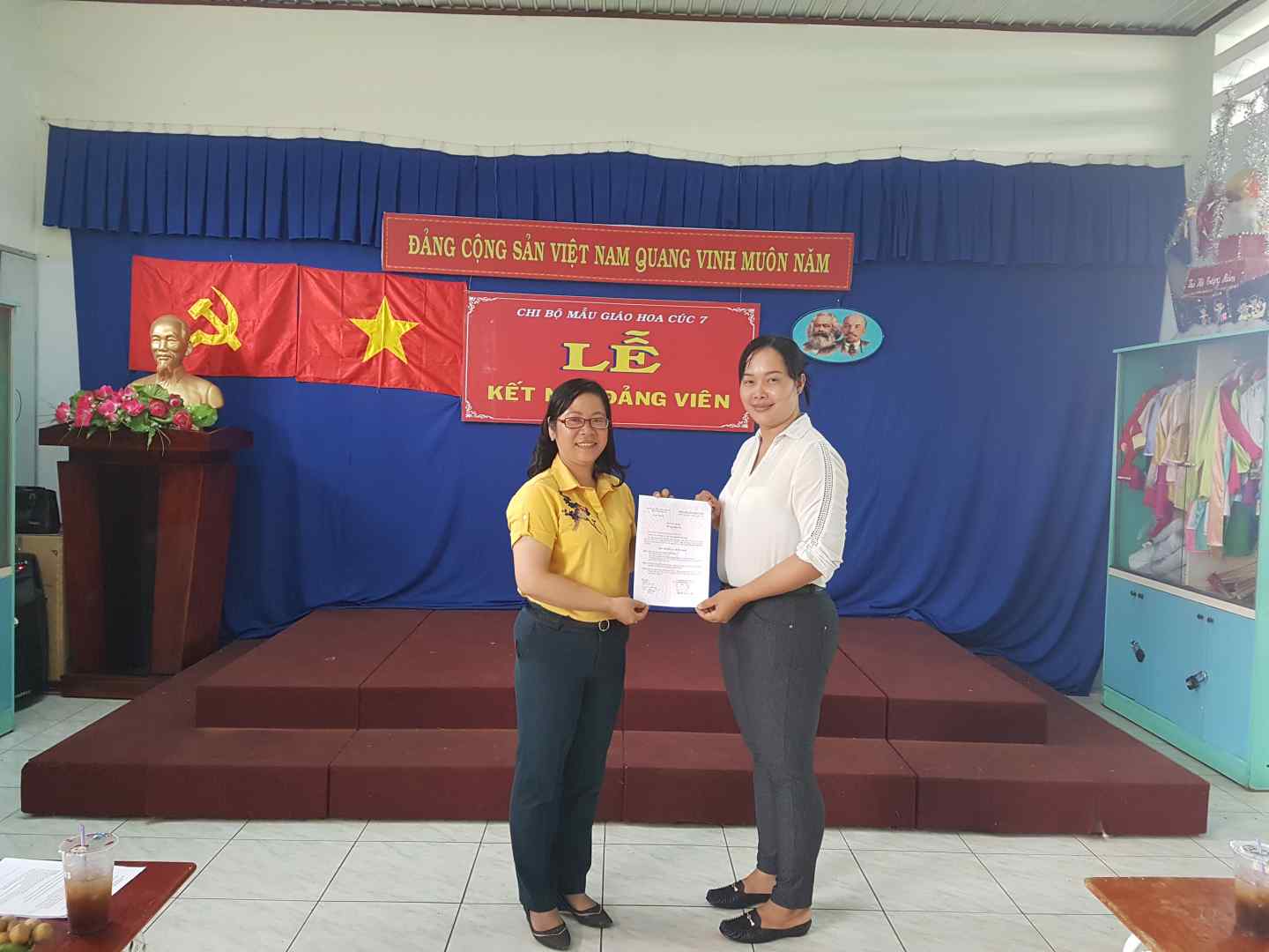 Đồng chí Ngô Thị Hà - Bí thư chi bộ lên trao quyết định cho quần chúng Nguyễn Thị Minh Đức
