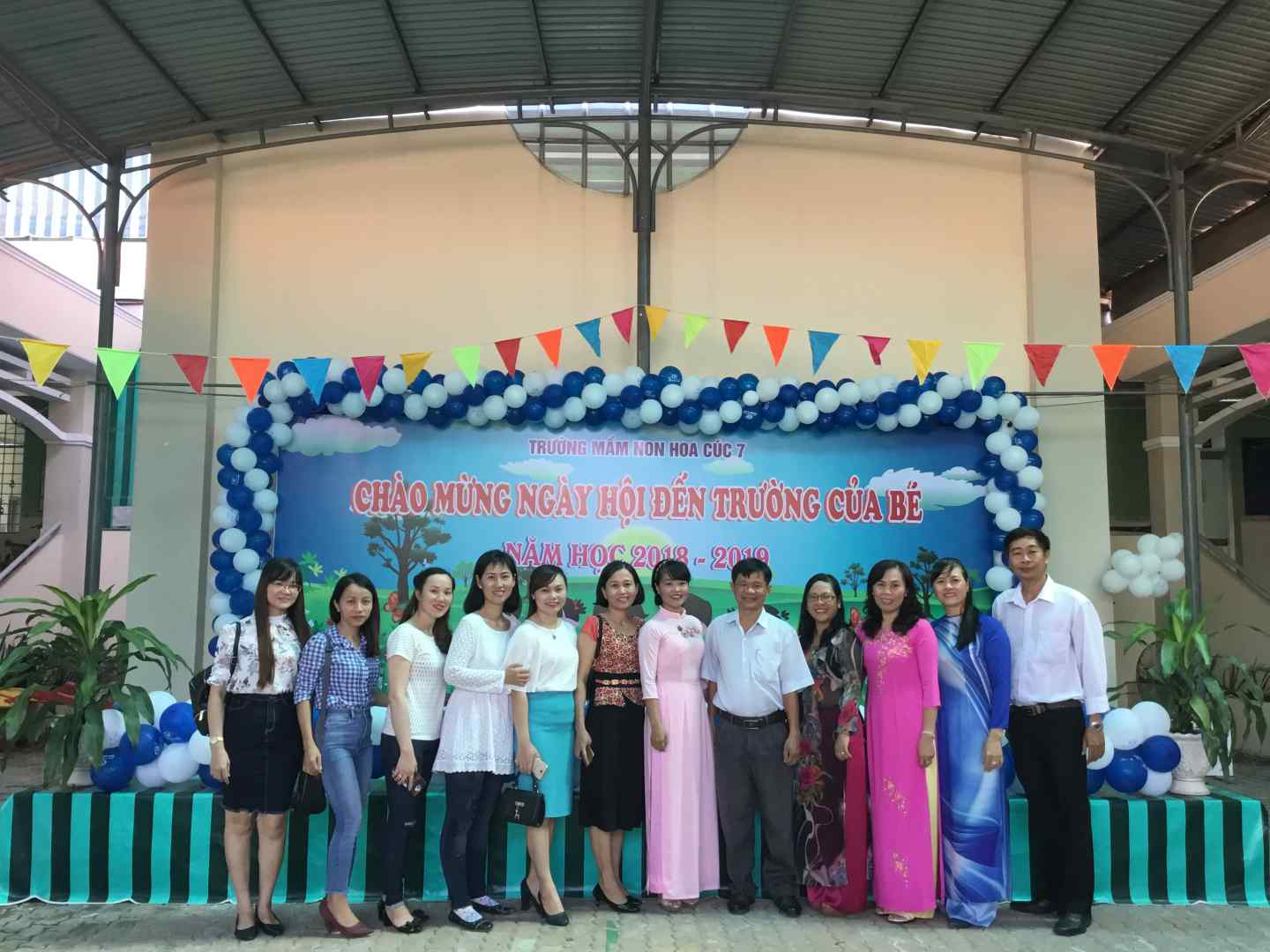 Chụp hình lưu niệm với ông Ngô Trọng Nghĩa - Chủ tịch UBND Phường Bình Hoà và Ban đại diện Hội Phụ huynh học sinh.